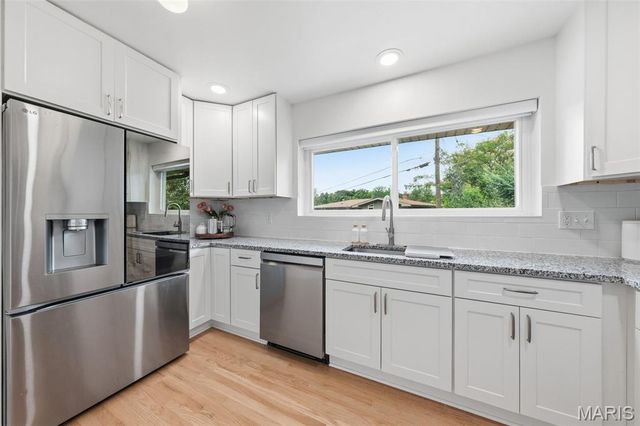 9864 Amberley Drive, St Louis, MO 63126