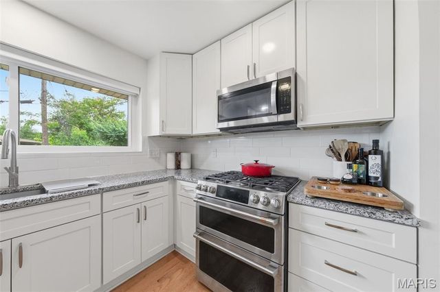 9864 Amberley Drive, St Louis, MO 63126