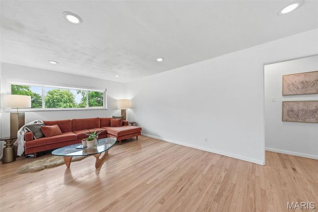 9864 Amberley Drive, St Louis, MO 63126