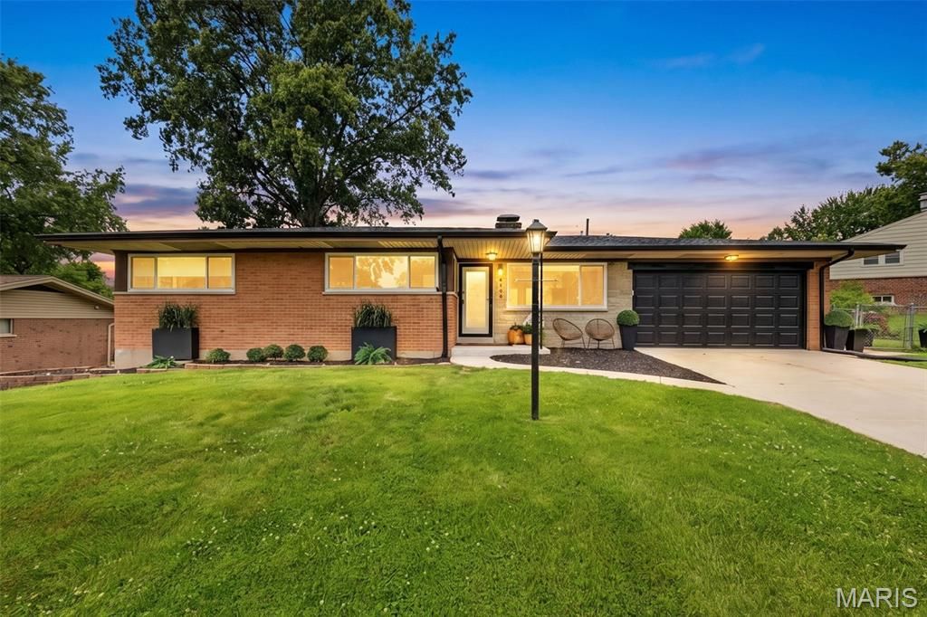 9864 Amberley Drive, St Louis, MO 63126