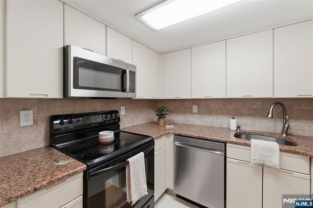 38 Moonachie Road 101, Hackensack, NJ 07601
