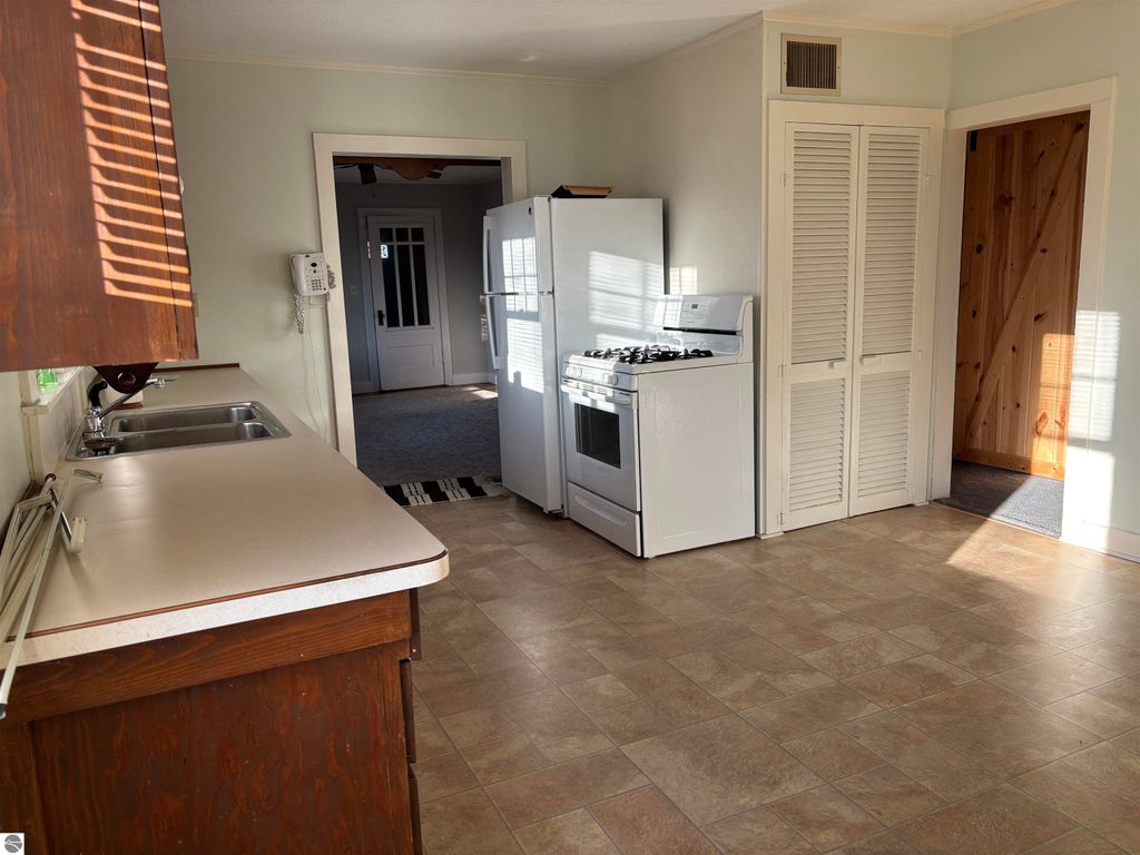 Image 8 of property listing at 800 E State Street, East Tawas, MI 48730