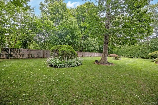 10 Udell Way, East Northport, NY 11731