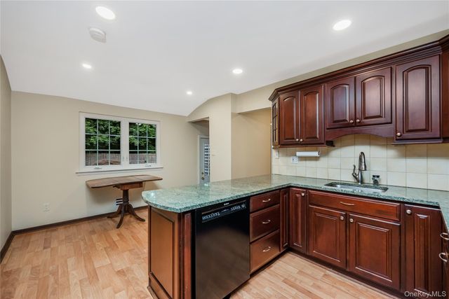 10 Udell Way, East Northport, NY 11731