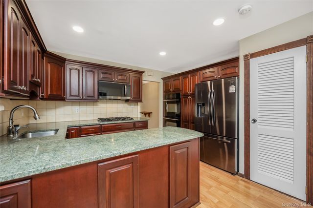 10 Udell Way, East Northport, NY 11731