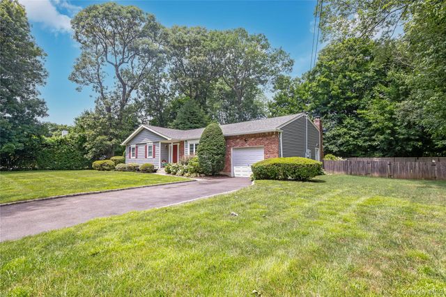 10 Udell Way, East Northport, NY 11731