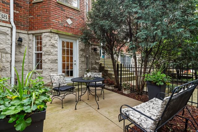 838 Shandrew Drive, Naperville, IL 60540