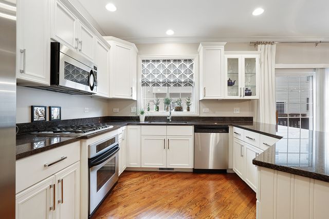 838 Shandrew Drive, Naperville, IL 60540