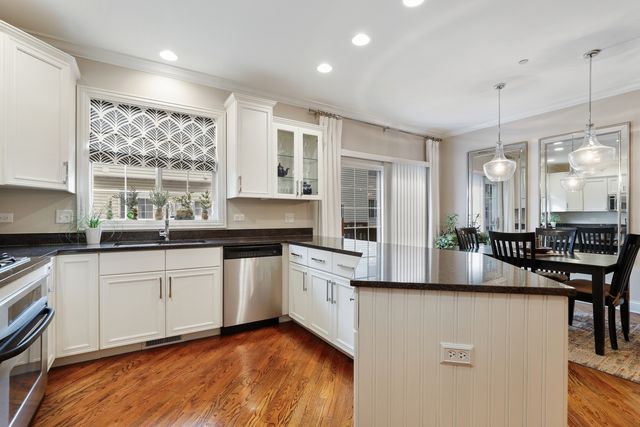 838 Shandrew Drive, Naperville, IL 60540