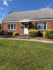 15 Fifth Avenue, Westbury, NY 11590