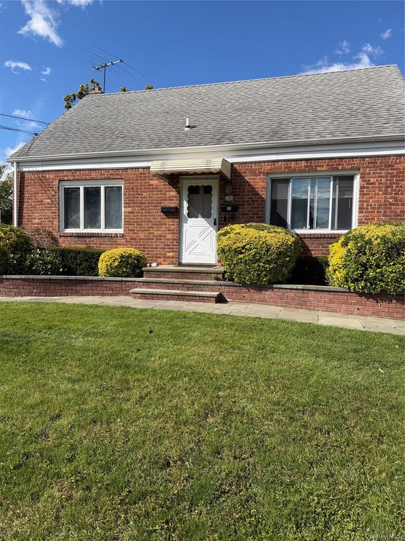 15 Fifth Avenue, Westbury, NY 11590