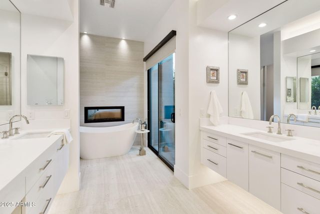 3045 E COOLIDGE Street, Phoenix, AZ 85016