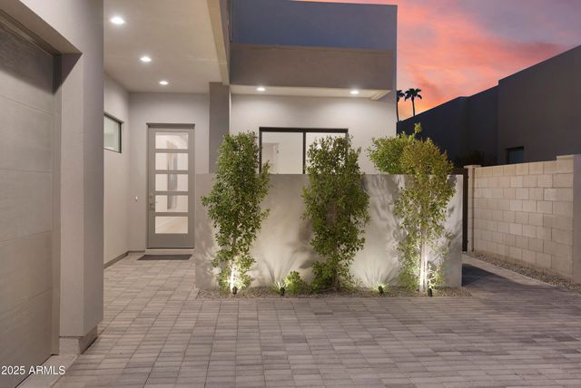 3045 E COOLIDGE Street, Phoenix, AZ 85016