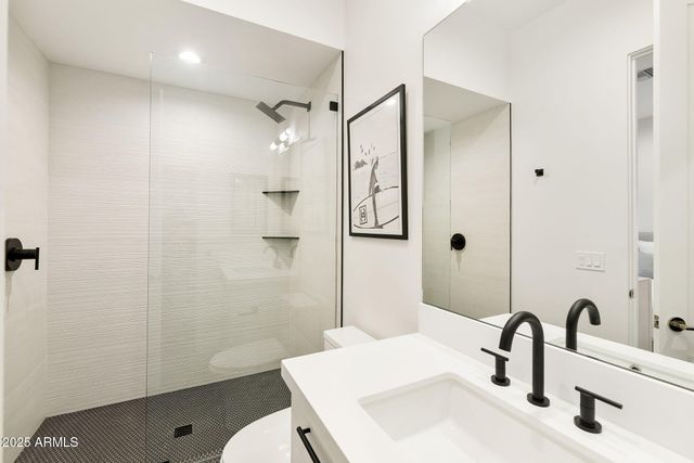 3045 E COOLIDGE Street, Phoenix, AZ 85016