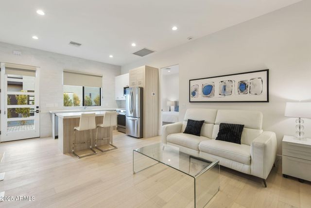 3045 E COOLIDGE Street, Phoenix, AZ 85016