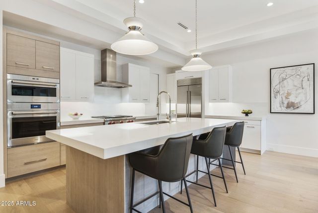 3045 E COOLIDGE Street, Phoenix, AZ 85016