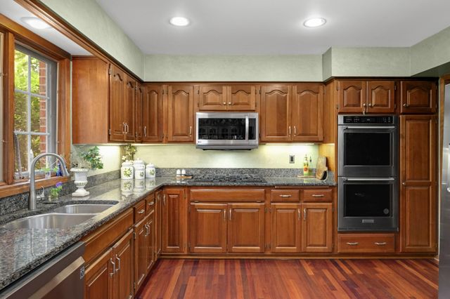 665 Arcadia Drive, Mendota Heights, MN 55118