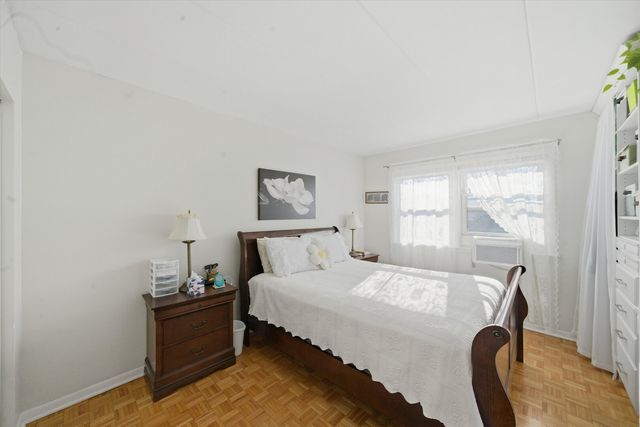 5211 N Potawatomie Avenue 206, Chicago, IL 60656