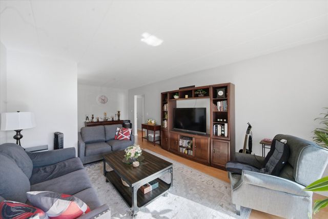 5211 N Potawatomie Avenue 206, Chicago, IL 60656