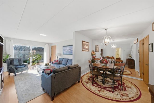 5211 N Potawatomie Avenue 206, Chicago, IL 60656