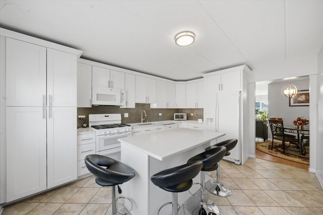 5211 N Potawatomie Avenue 206, Chicago, IL 60656