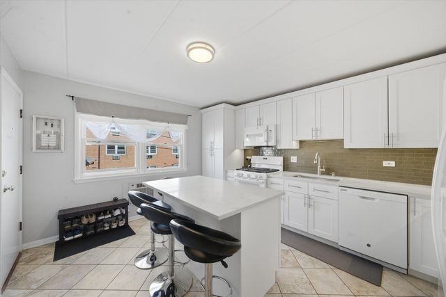 5211 N Potawatomie Avenue 206, Chicago, IL 60656