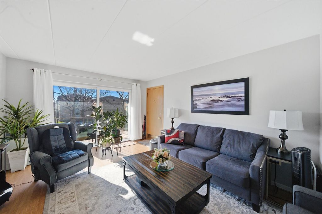 Image 2 of property listing at 5211 N Potawatomie Avenue 206, Chicago, IL 60656
