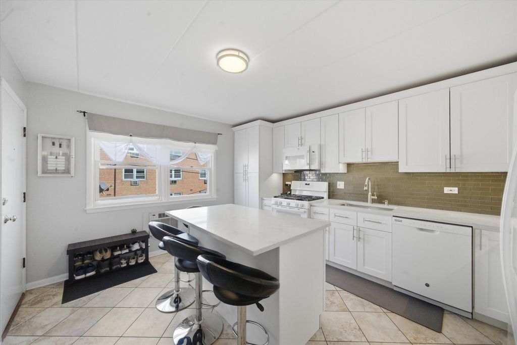 Image 11 of property listing at 5211 N Potawatomie Avenue 206, Chicago, IL 60656