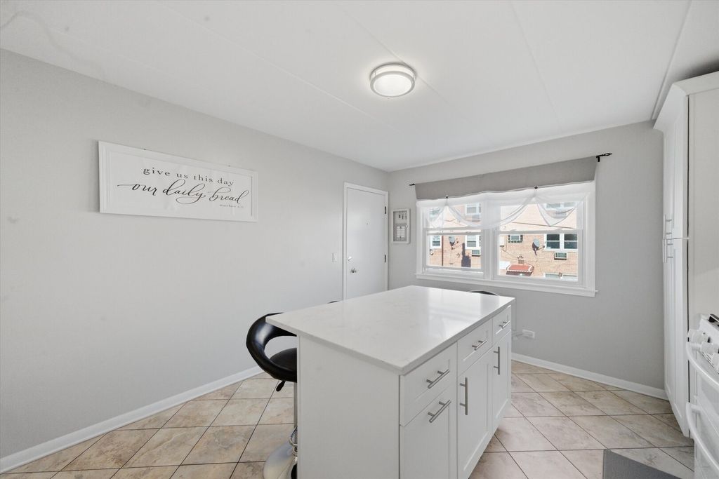 Image 12 of property listing at 5211 N Potawatomie Avenue 206, Chicago, IL 60656