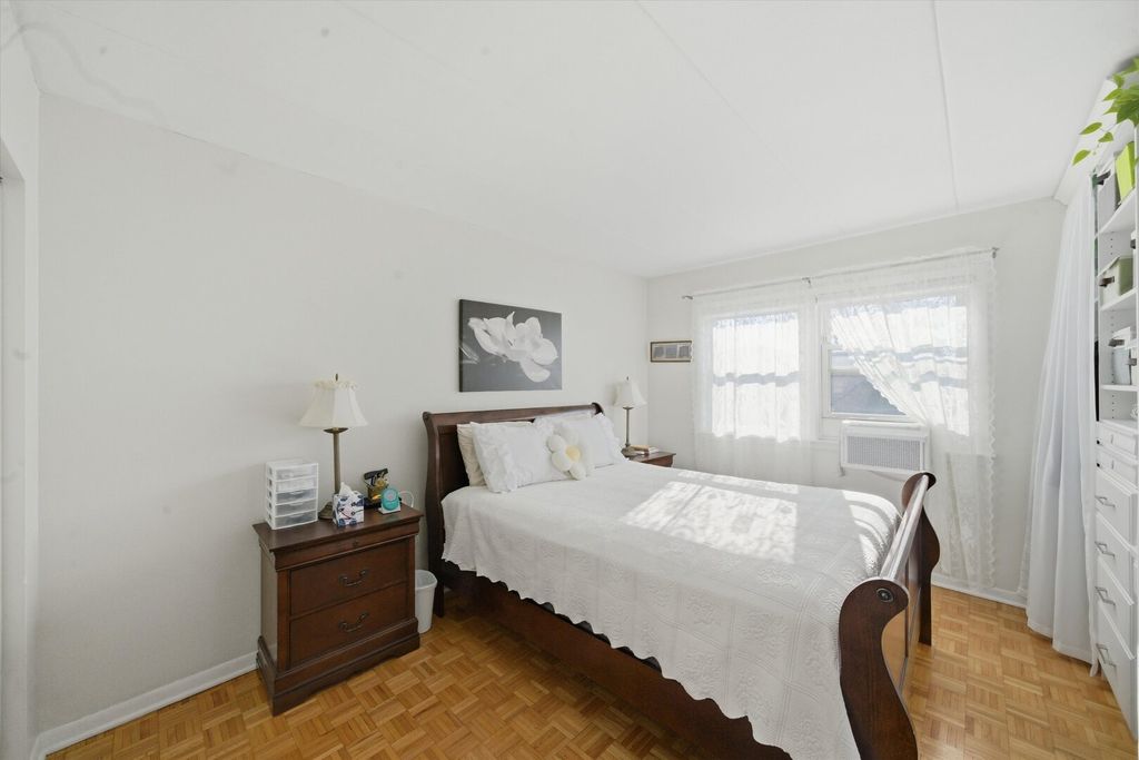 Image 14 of property listing at 5211 N Potawatomie Avenue 206, Chicago, IL 60656