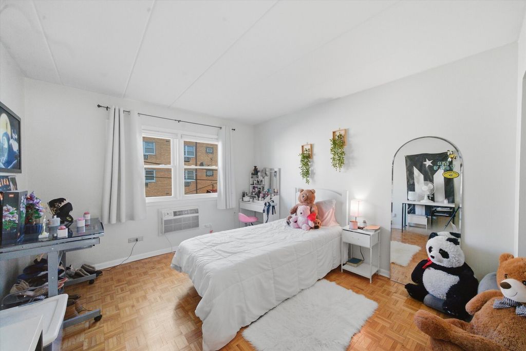 Image 15 of property listing at 5211 N Potawatomie Avenue 206, Chicago, IL 60656