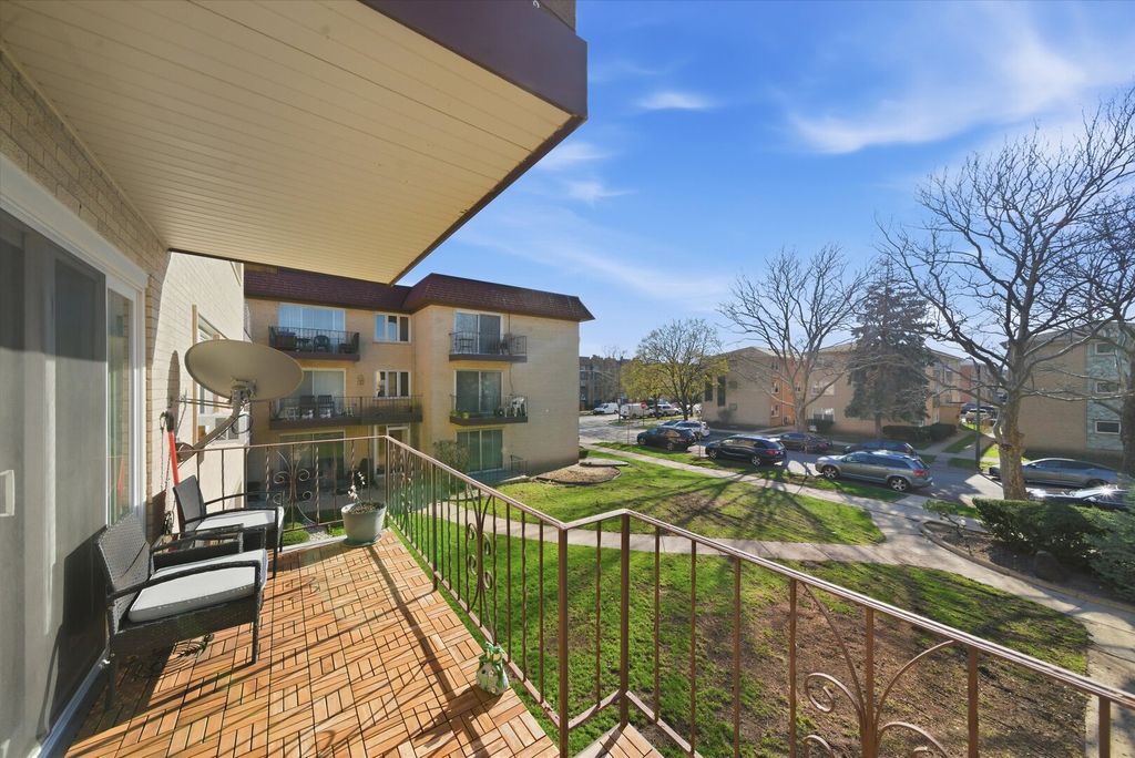 Image 16 of property listing at 5211 N Potawatomie Avenue 206, Chicago, IL 60656