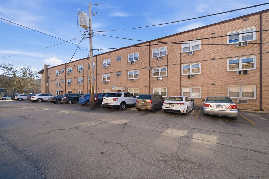 Image 17 of property listing at 5211 N Potawatomie Avenue 206, Chicago, IL 60656