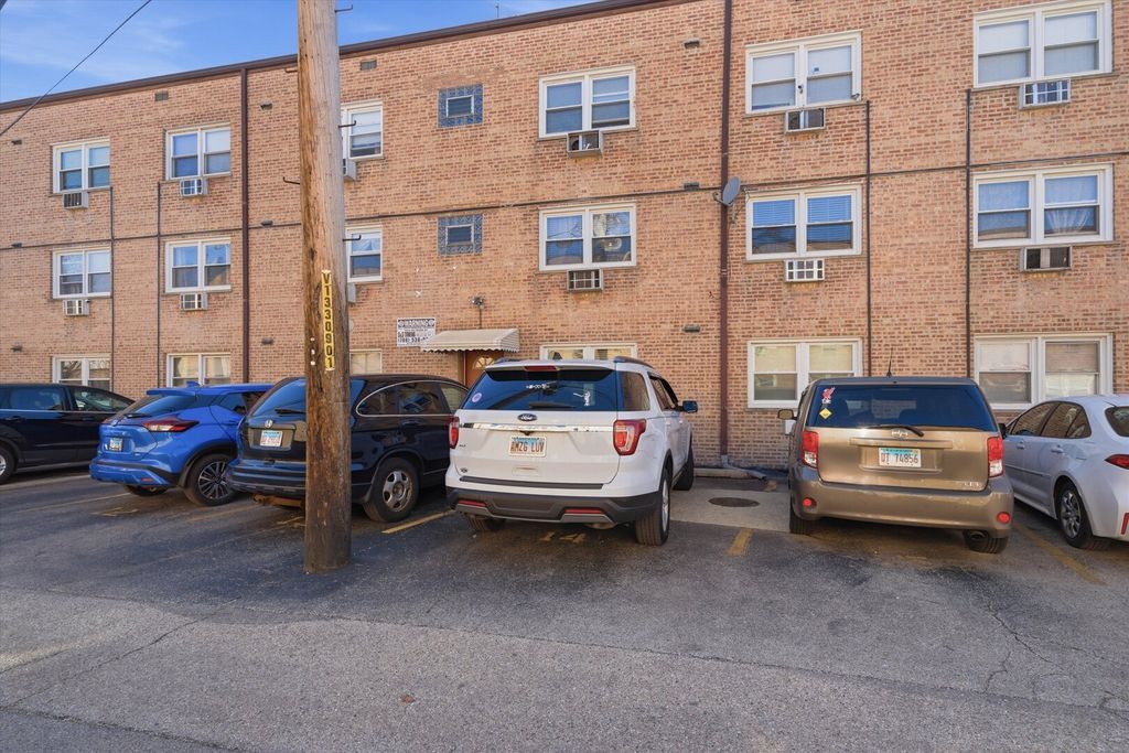 Image 18 of property listing at 5211 N Potawatomie Avenue 206, Chicago, IL 60656