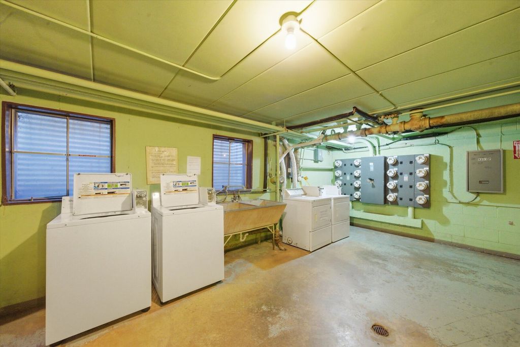 Image 20 of property listing at 5211 N Potawatomie Avenue 206, Chicago, IL 60656