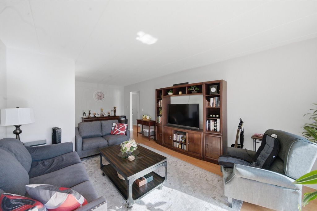 Image 3 of property listing at 5211 N Potawatomie Avenue 206, Chicago, IL 60656