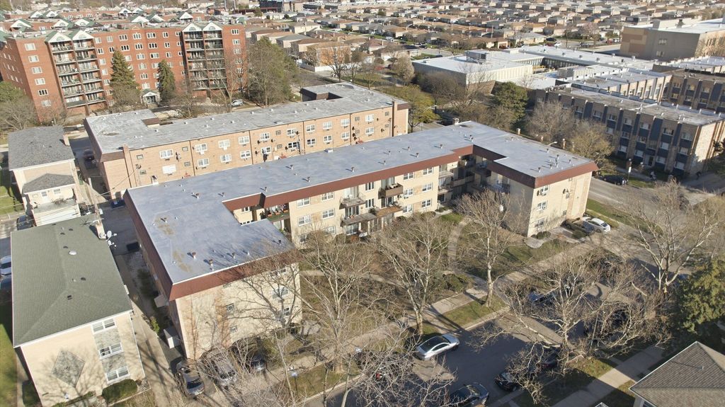 Image 22 of property listing at 5211 N Potawatomie Avenue 206, Chicago, IL 60656