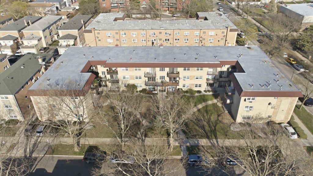 Image 23 of property listing at 5211 N Potawatomie Avenue 206, Chicago, IL 60656