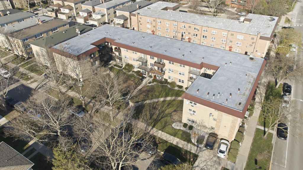 Image 24 of property listing at 5211 N Potawatomie Avenue 206, Chicago, IL 60656