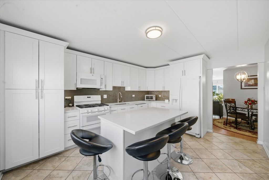 Image 4 of property listing at 5211 N Potawatomie Avenue 206, Chicago, IL 60656