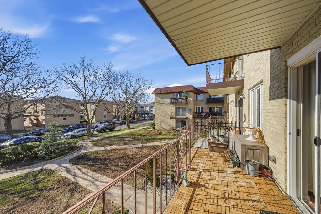 Image 5 of property listing at 5211 N Potawatomie Avenue 206, Chicago, IL 60656