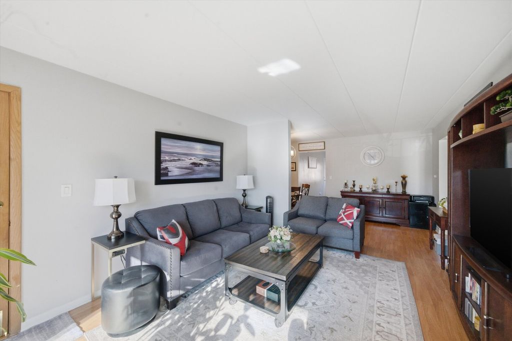 Image 6 of property listing at 5211 N Potawatomie Avenue 206, Chicago, IL 60656