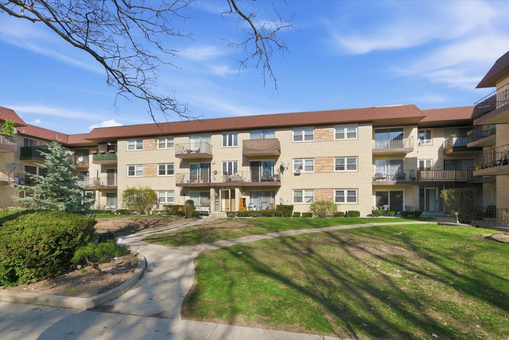 Image 7 of property listing at 5211 N Potawatomie Avenue 206, Chicago, IL 60656