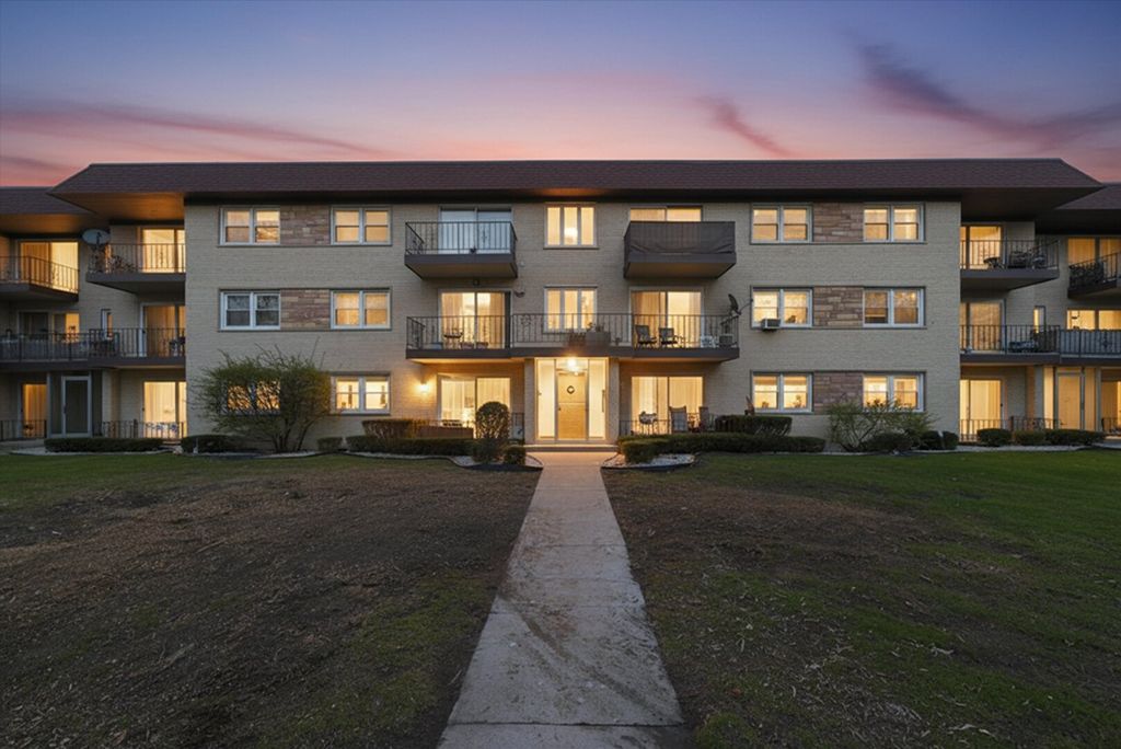 Image 8 of property listing at 5211 N Potawatomie Avenue 206, Chicago, IL 60656