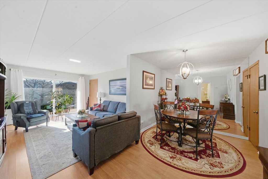 Image 9 of property listing at 5211 N Potawatomie Avenue 206, Chicago, IL 60656