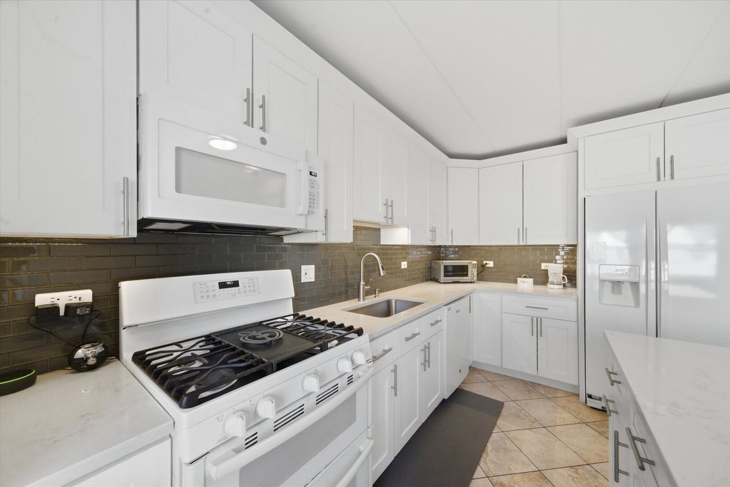 Image 10 of property listing at 5211 N Potawatomie Avenue 206, Chicago, IL 60656
