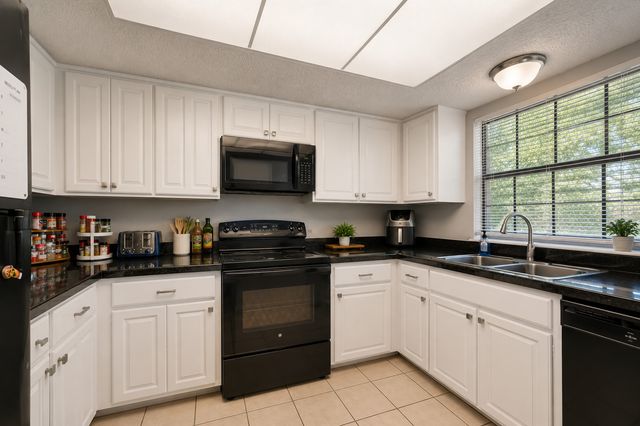 915 Freestone Drive, Arlington, TX 76017