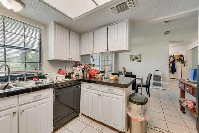 915 Freestone Drive, Arlington, TX 76017