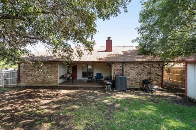 915 Freestone Drive, Arlington, TX 76017