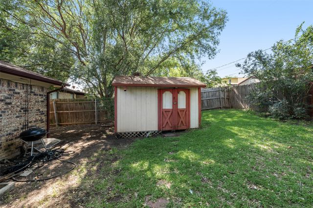 915 Freestone Drive, Arlington, TX 76017